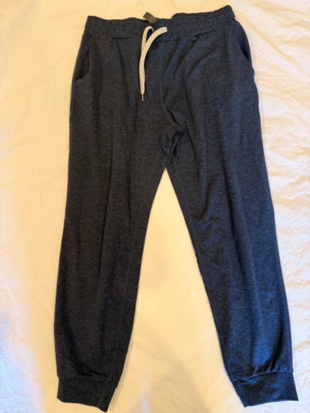 Excellent condition Vuori Women's Performance Joggers, Navy, Size Small